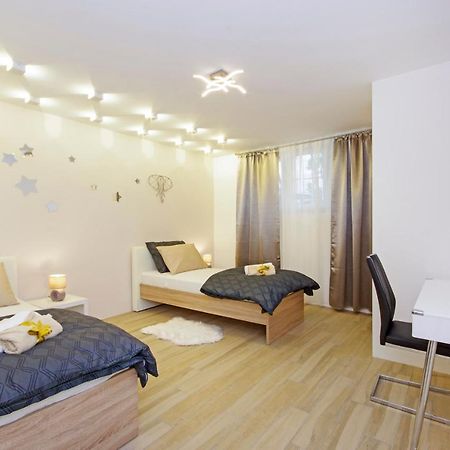 Split Symphony Garden: Modern, New Apartment Dış mekan fotoğraf