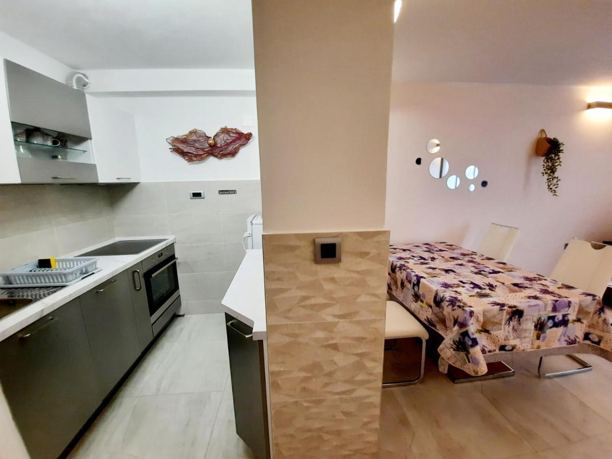 Split Symphony Garden: Modern, New Apartment Dış mekan fotoğraf