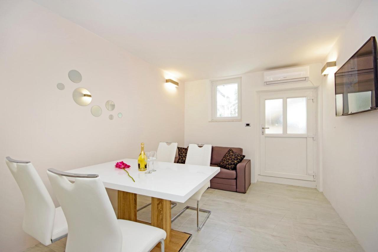 Split Symphony Garden: Modern, New Apartment Dış mekan fotoğraf