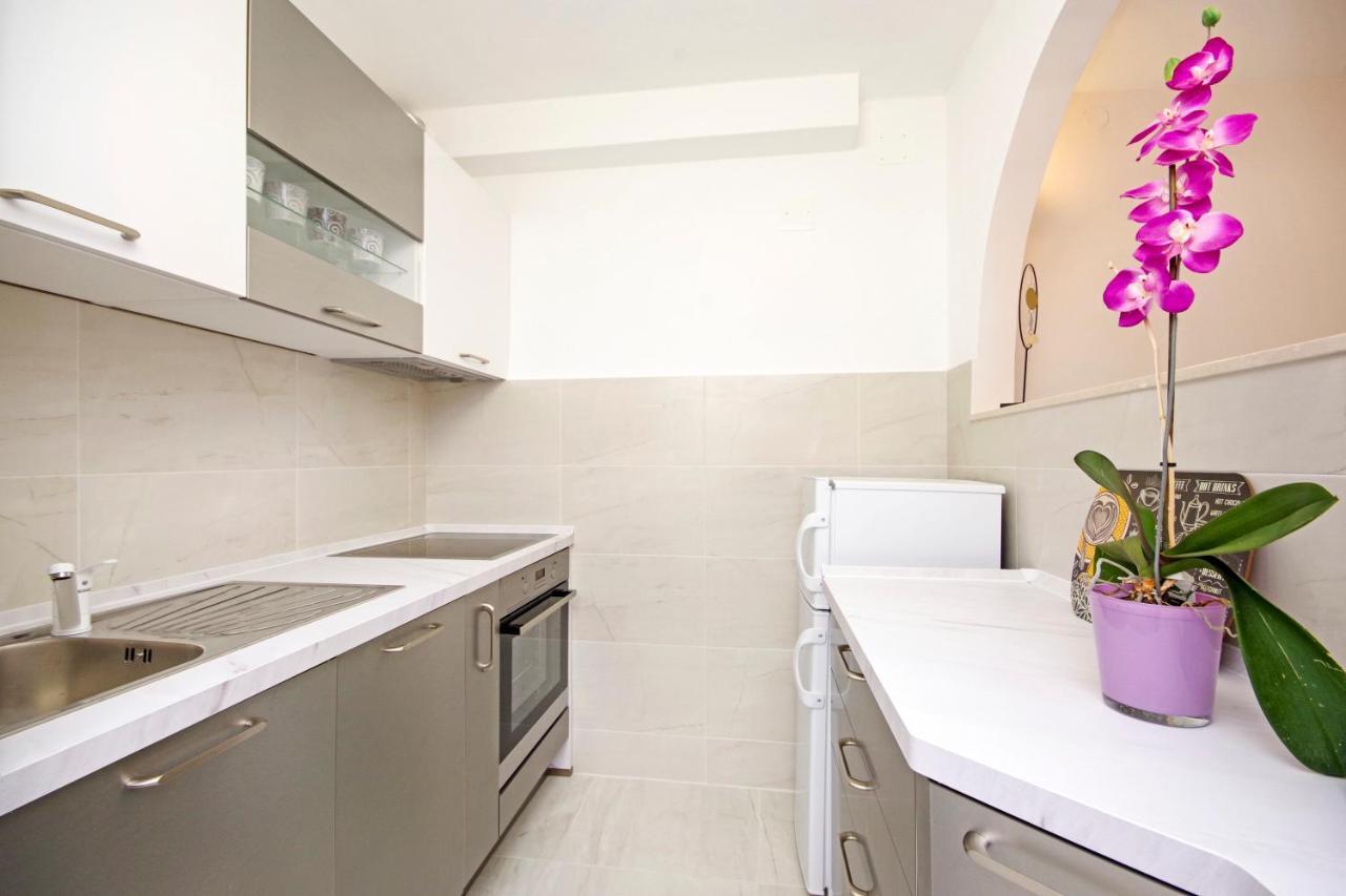 Split Symphony Garden: Modern, New Apartment Dış mekan fotoğraf