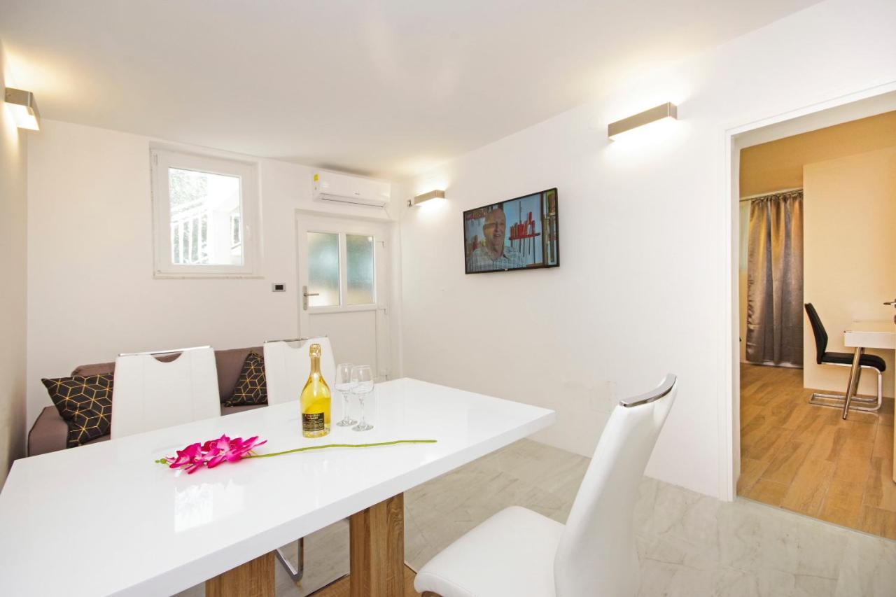 Split Symphony Garden: Modern, New Apartment Dış mekan fotoğraf