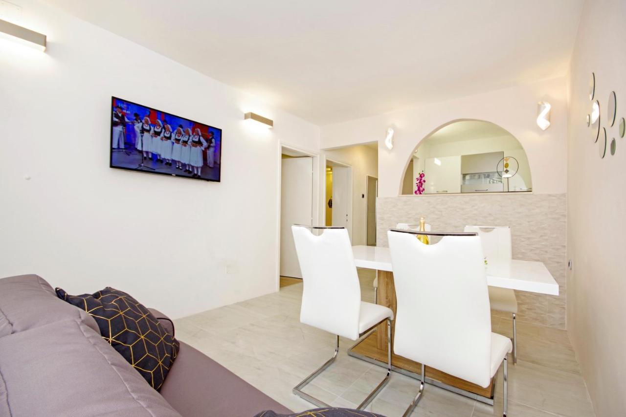 Split Symphony Garden: Modern, New Apartment Dış mekan fotoğraf